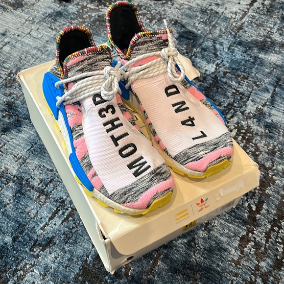 Pharrel human race - Picture 6 of 6